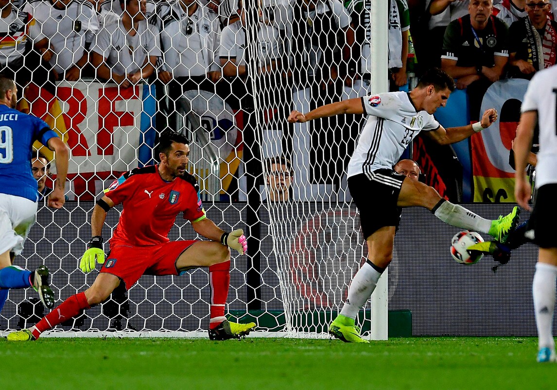Buffon sul podio della Uefa per la parata contro la Germania