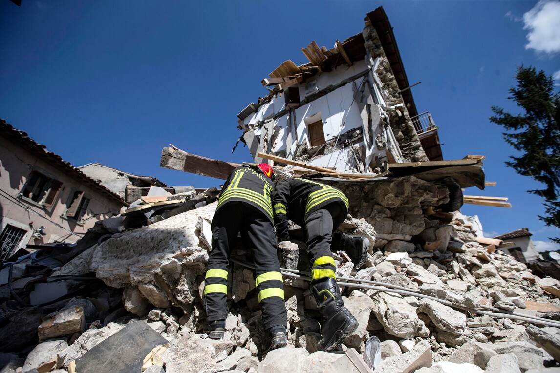 Terremoto, sale a 241 il numero delle vittime. Si scava senza sosta