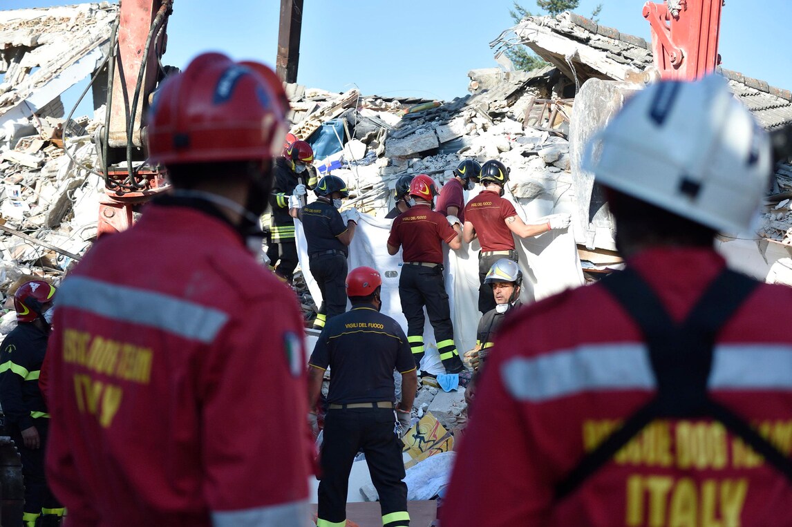 Terremoto, nuove scosse nella notte: «Rischio peggio dell'Aquila»