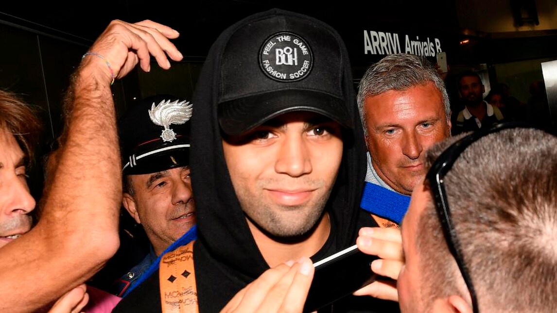 Calciomercato Inter: le immagini dell'arrivo di Gabigol a Malpensa