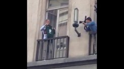 Hart si affaccia dalla sede del Torino con la nuovo maglia