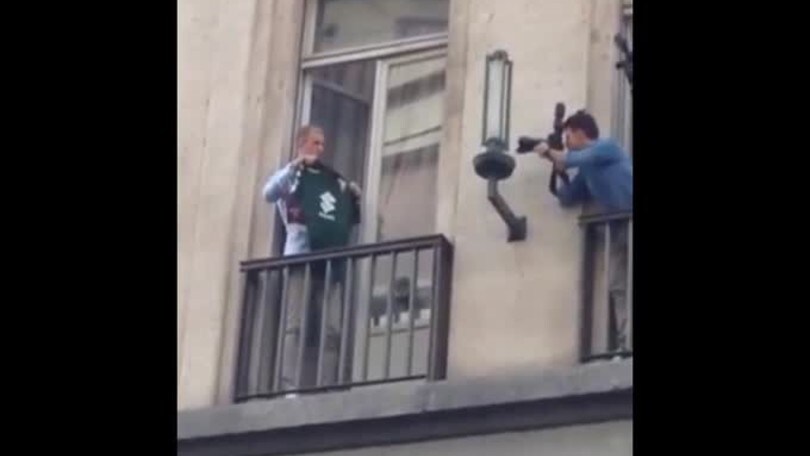Hart si affaccia dalla sede del Torino con la nuovo maglia