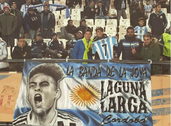 Juventus, esordisce il nuovo striscione della famiglia Dybala