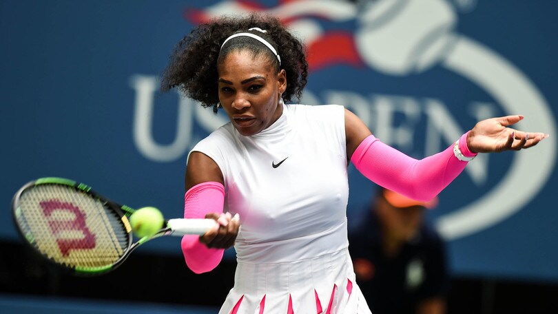 Serena Williams, il look agli Us Open è fucsia