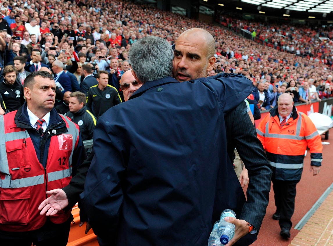 Premier League, la sfida tra Mourinho e Guardiola inizia con un abbraccio