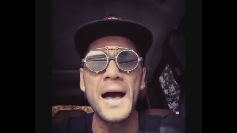 Daniel Alves show! Canta e balla in macchina