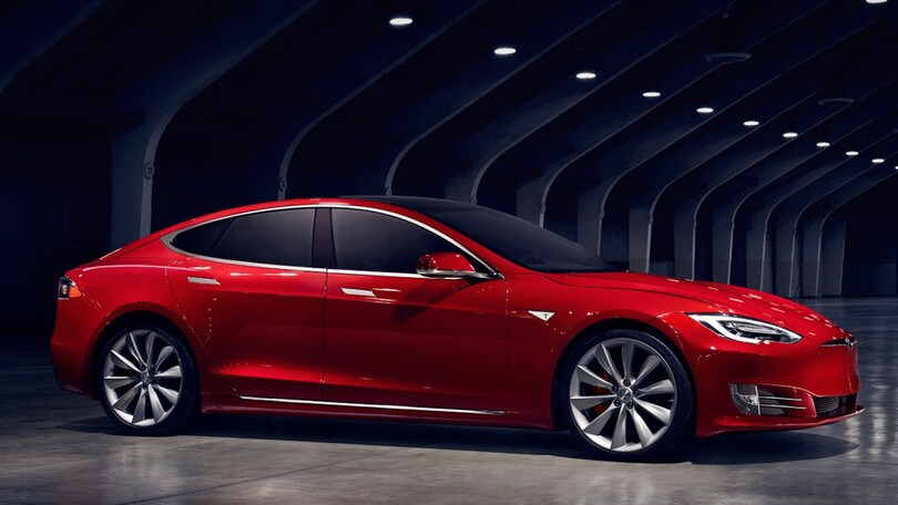 Tesla aggiorna l'Autopilot, ora è più sicuro