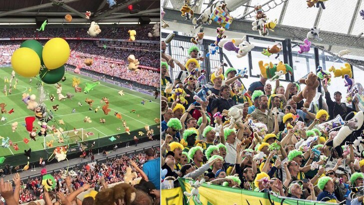 I tifosi dell'Ado Den Haag, gemellati con gli juventini, lanciano peluche ai bimbi malati