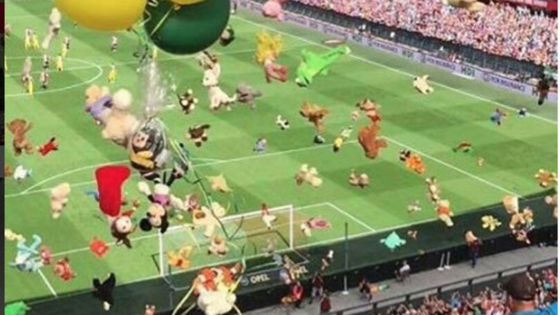 I tifosi del Den Haag commuovo il mondo con i peluche per i bambini