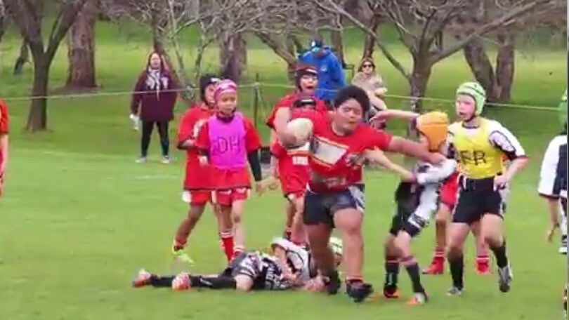 Rugby, il ragazzino bulldozer che spazza via gli avversari