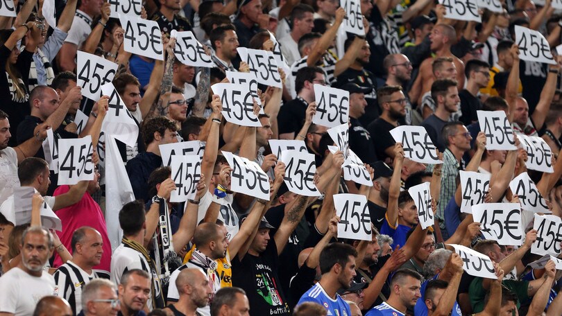 Juventus, allo Stadium i tifosi protestano per il caro biglietti
