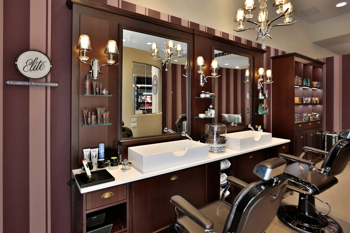 Un accurato servizio di barberia nella nuova Limoni Beauty Lounge di Milano