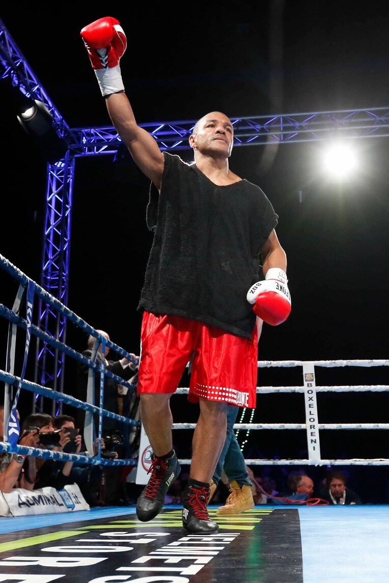 Boxe, Super Welter: Alvarez nuovo campione Wbo