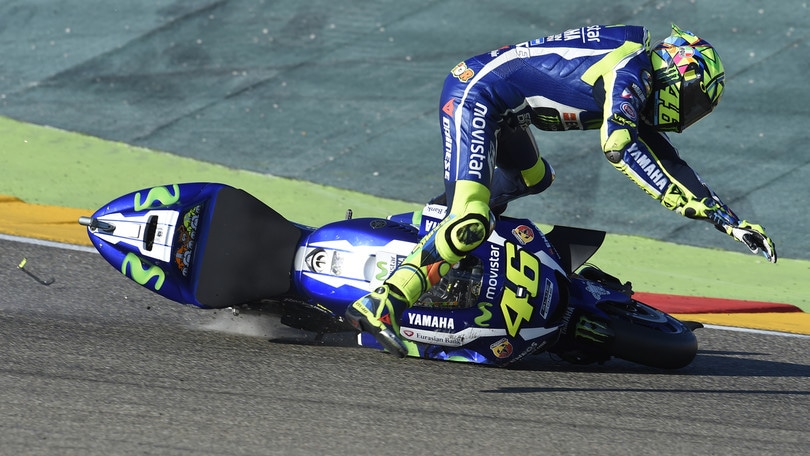 MotoGP Aragon, brividi per le cadute di Rossi e Marquez