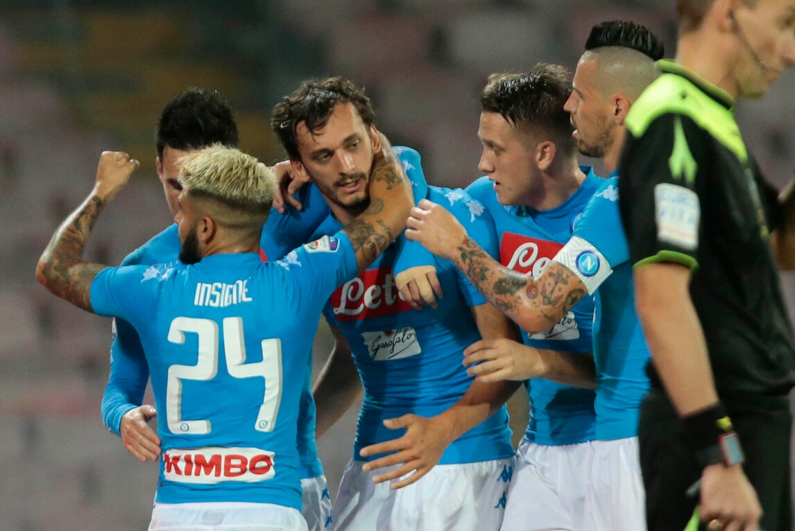 Serie A, Napoli-Chievo 2-0: la Juventus resta a +1