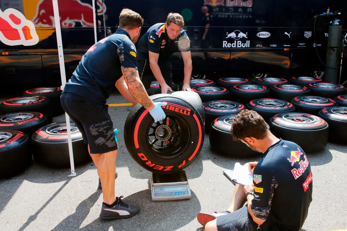 F1 Pirelli, Hembery: «Strategie fin dalle qualifiche»