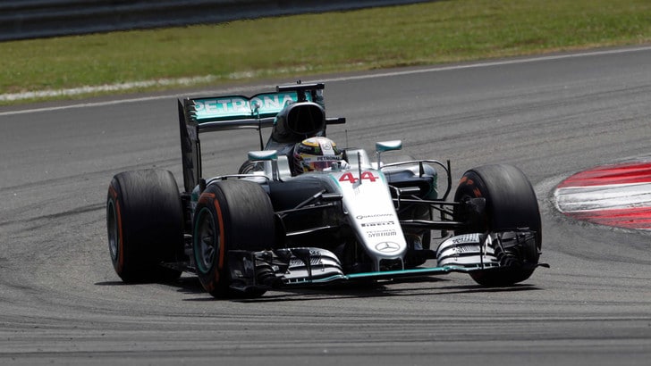 F1 Malesia: contatto Vettel-Rosberg al primo giro, Ferrari fuori