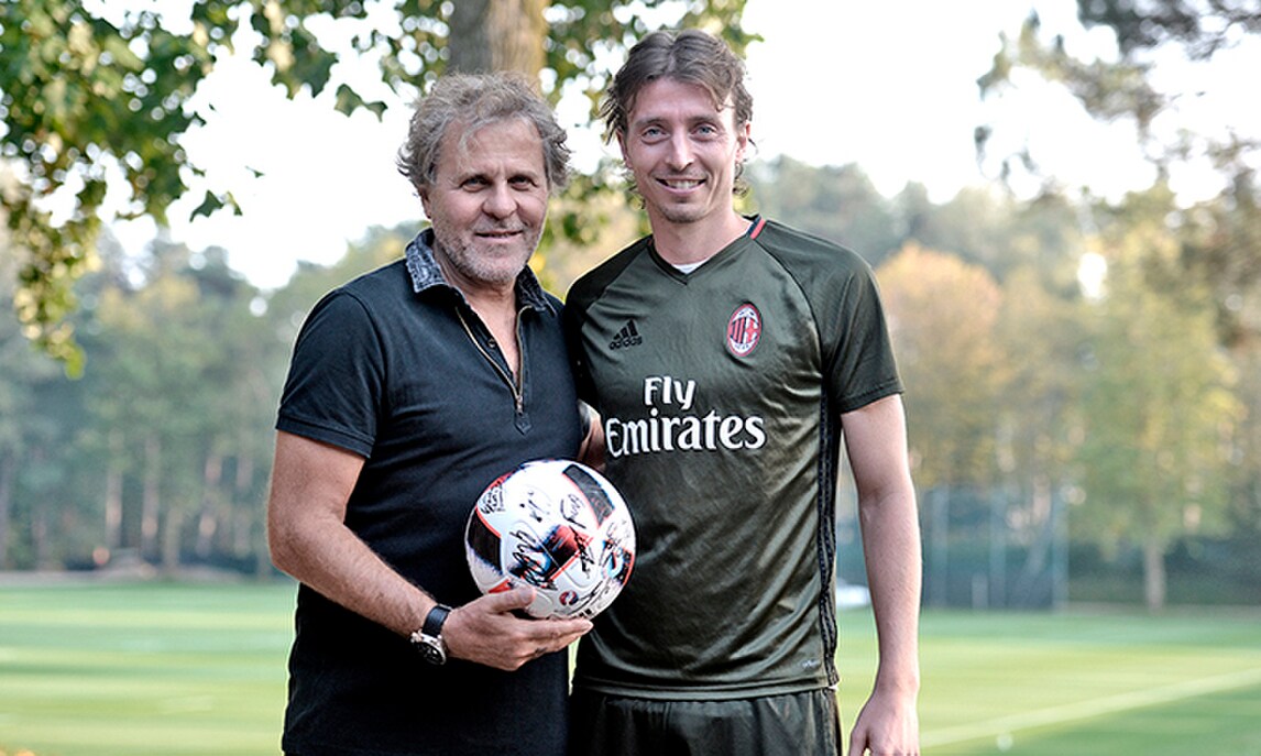 Il Milan cambia stile e sceglie il casual