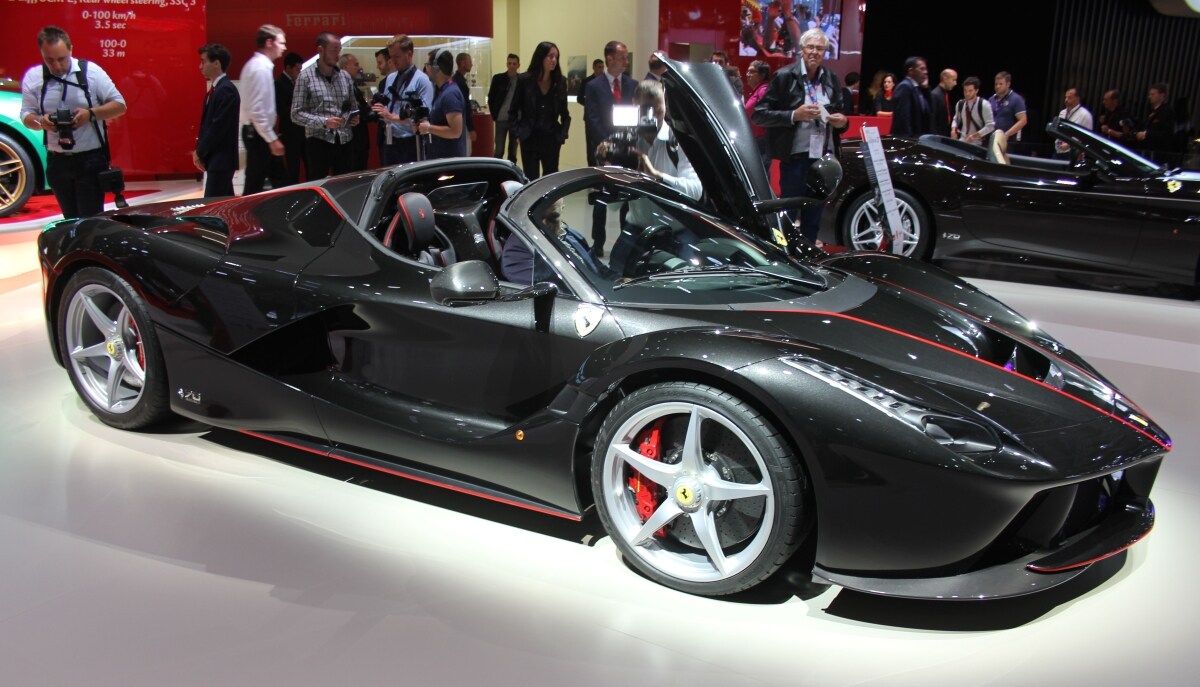 Ferrari al Salone di Parigi, sguardo al futuro con un occhio al passato