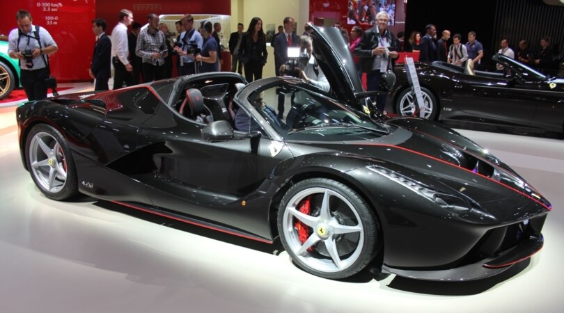 Ferrari al Salone di Parigi, sguardo al futuro con un occhio al passato