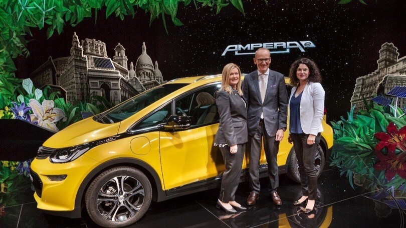 Opel Ampera-e, debutta a Parigi con 500 km di autonomia