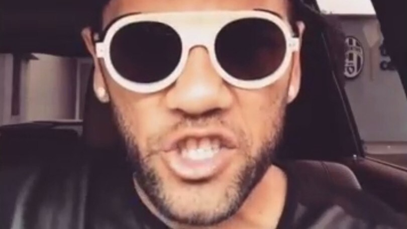 Dani Alves versione rapper: il look è total bianconero