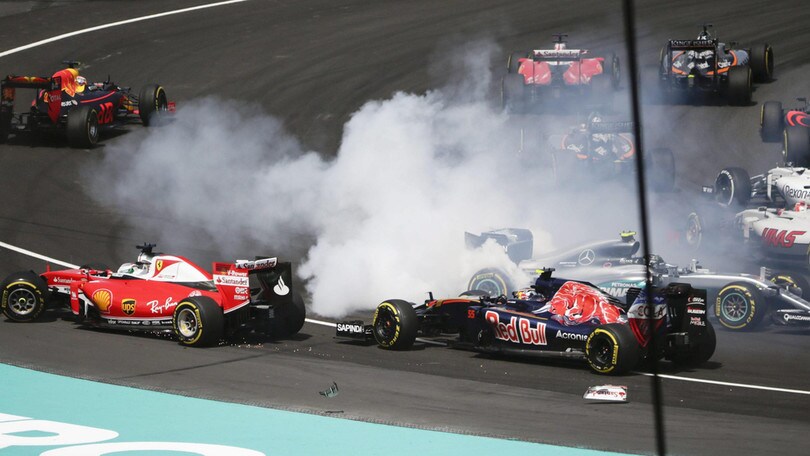 Gp Malesia, Vettel fuori alla prima curva: contatto con Rosberg