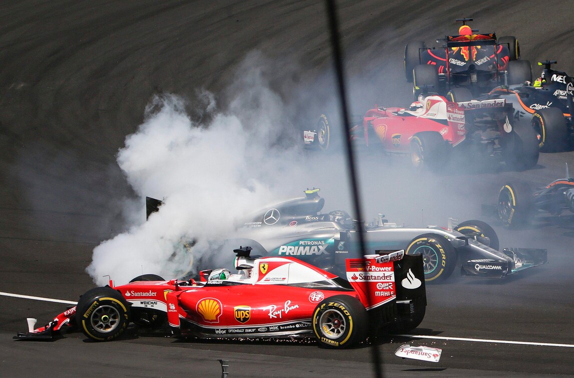 F1 Malesia: contatto Vettel-Rosberg al primo giro, Ferrari fuori