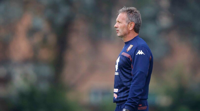 Torino: la squadra si allena, Mihajlovic non si perde un movimento