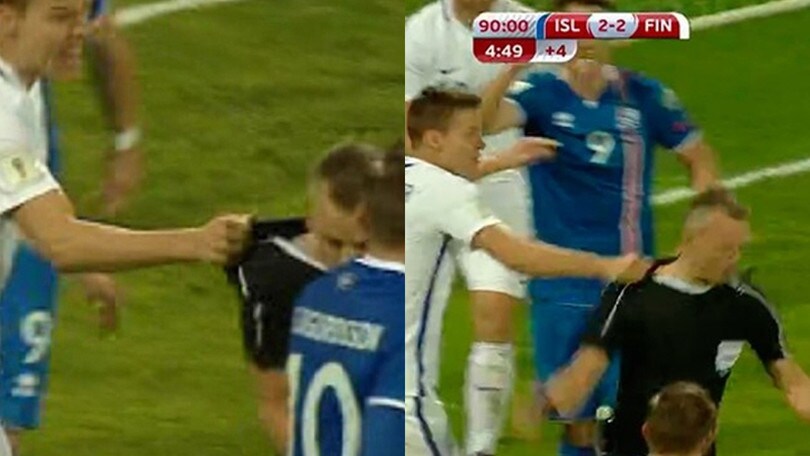 Islanda-Finlandia, Moisander prende l'arbitro per la maglia