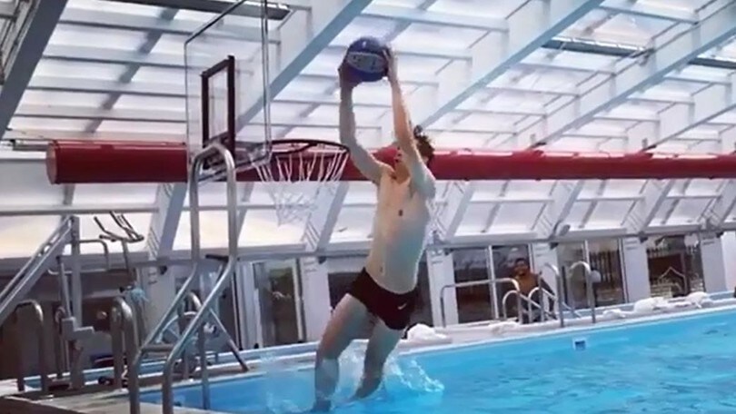 Roma, Szczesny: che tuffo in piscina!
