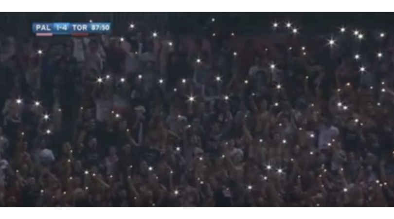 Palermo-Torino: black-out al Barbera, i tifosi illuminano lo stadio con le torce del cellulare