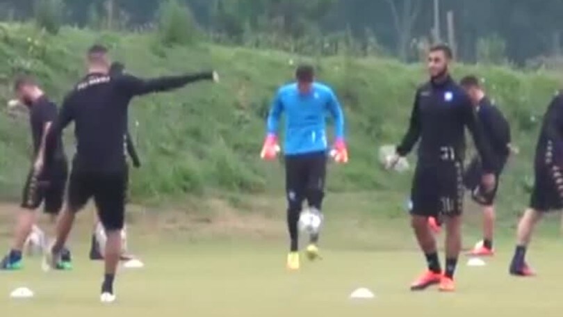 Napoli, allenamento sotto la pioggia