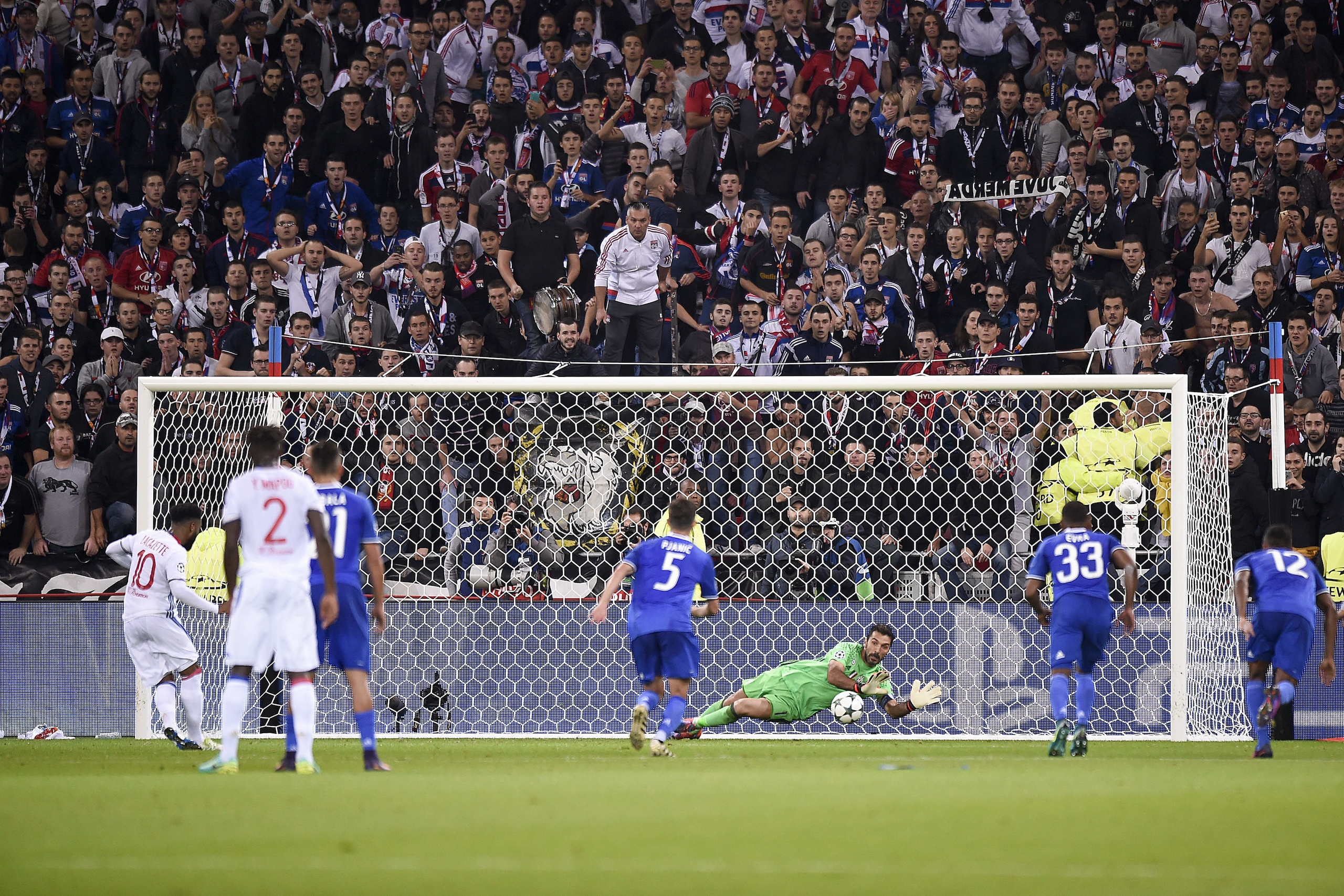 Buffon salva, Cuadrado segna: Juve eroica in 10!