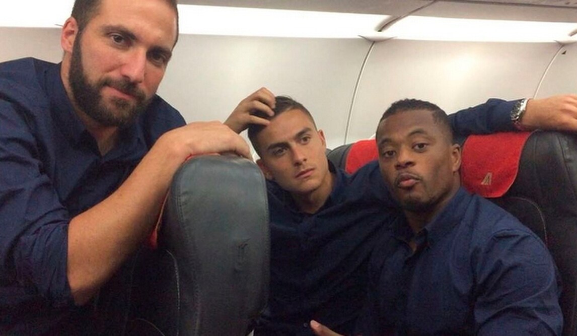 Evra racconta una storia a Higuain e Dybala