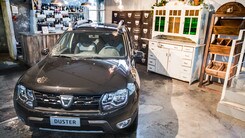 La Dacia Duster si veste in dark