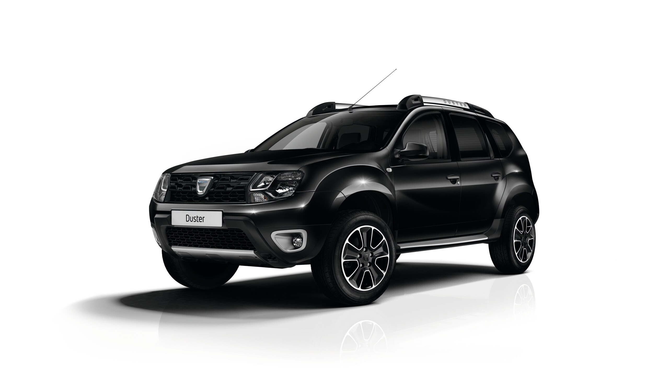 Dacia Duster diventa una Lady in Nero