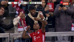 FOTO Bayern, Douglas Costa esulta con un selfie