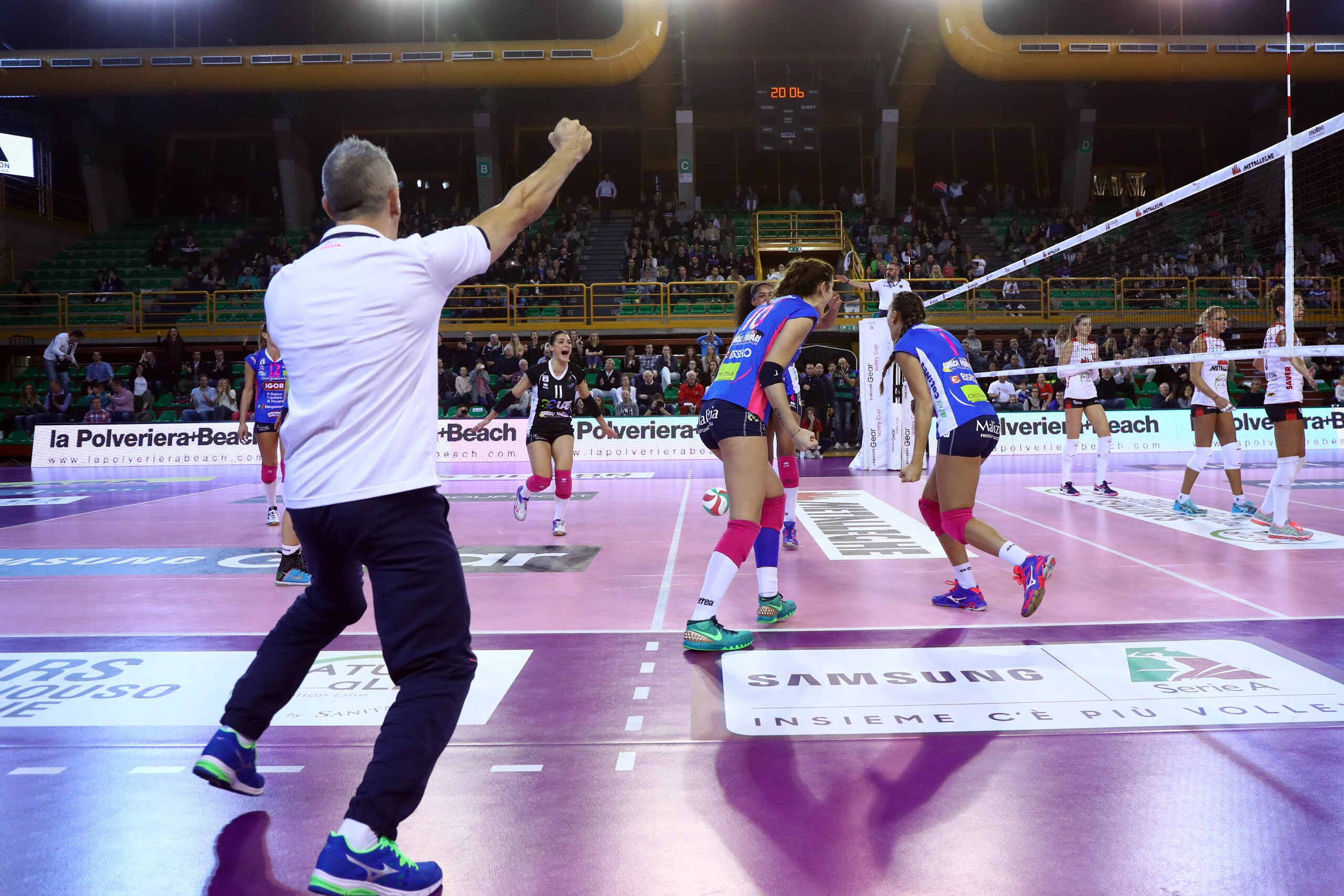 L'Igor Novara non fa sconti e mantiene la vetta. 3-0 a Montichiari