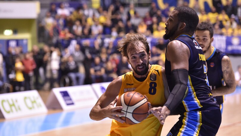 Ragland passa a Pesaro, Poeta salva Torino