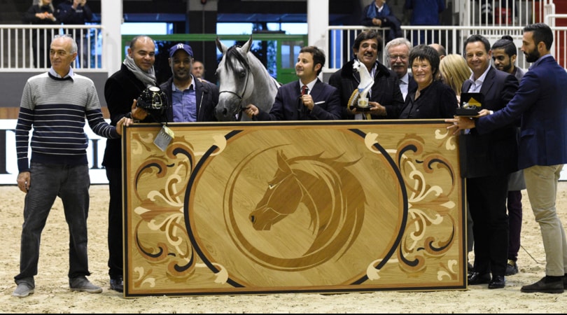 Kep Italia premia il vincitore allo Straight Egyptian World Championship