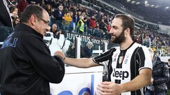 FOTO Higuain-Sarri, l'abbraccio prima di Juve-Napoli