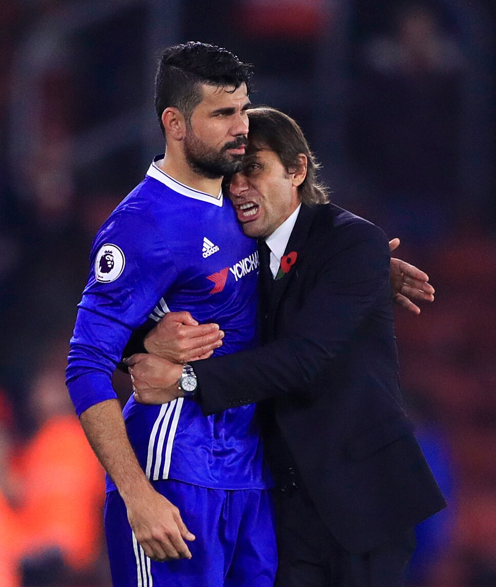 Premier League, l'abbraccio di Conte a Diego Costa