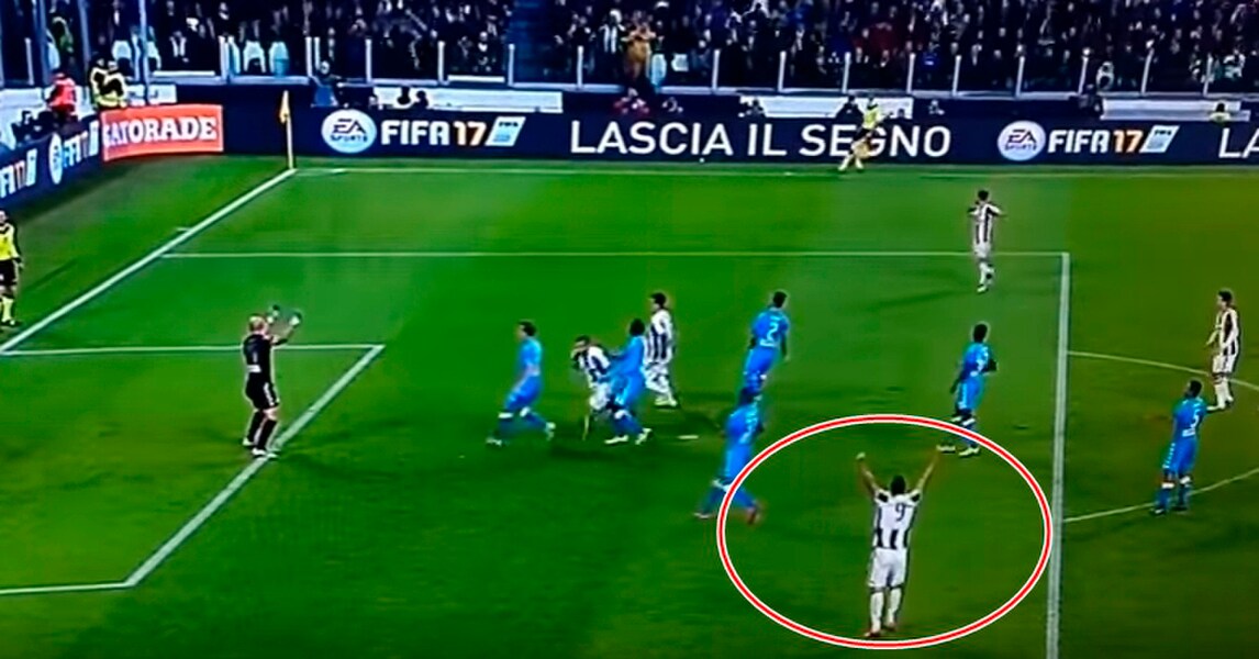 Juventus-Napoli: Higuain esulta al gol di Bonucci