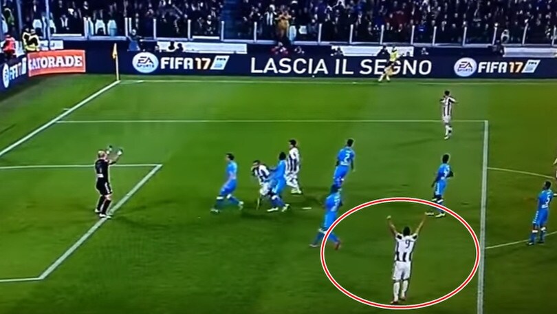 Juventus-Napoli: Higuain esulta al gol di Bonucci
