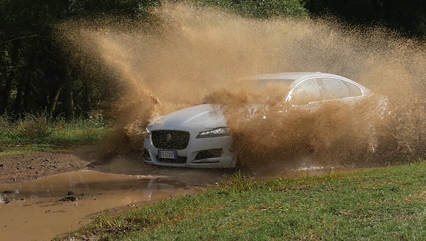 Jaguar XF, Jimmy Ghione prova la Regina a trazione integrale