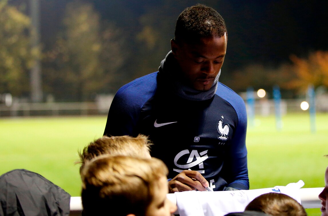 Francia, in ritiro con i Bleus arriva anche Evra