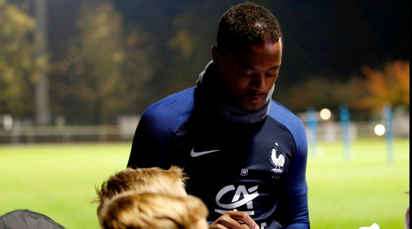Francia, in ritiro con i Bleus arriva anche Evra