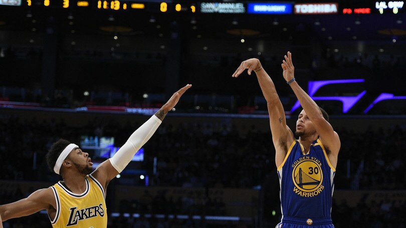 Curry si riprende Golden State, Gallinari ancora ko