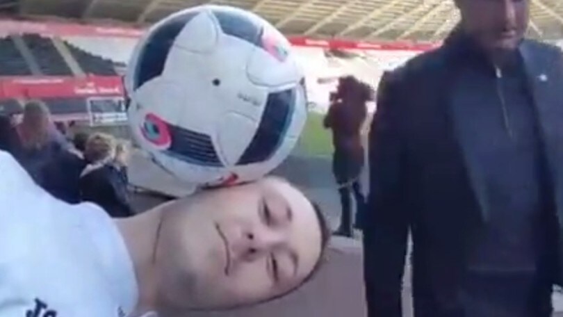Mourinho fa cadere il pallone a un freestyler